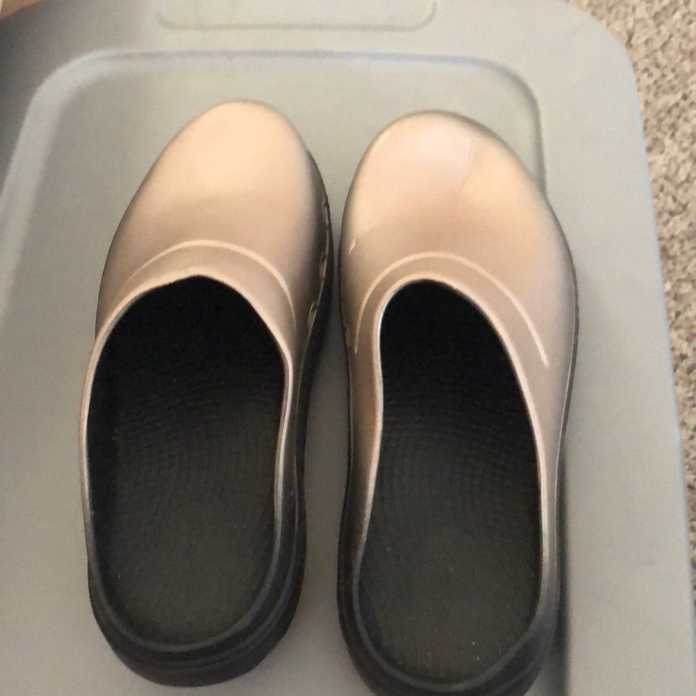 Oofos Sz 7 womens barely worn NOT BROKE IN